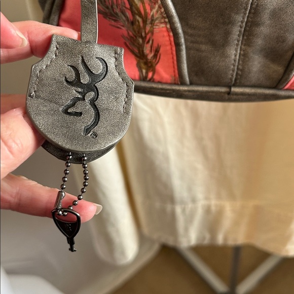 BROWNING IVY CAMOUFLAGE CONCEALED CARRY CROSSBODY HANDBAG GRAY/PINK - Picture 3 of 16